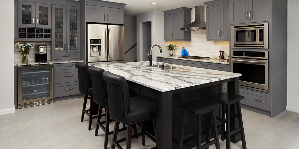 Welcoming-Two-Tone-Transitional-Kitchen